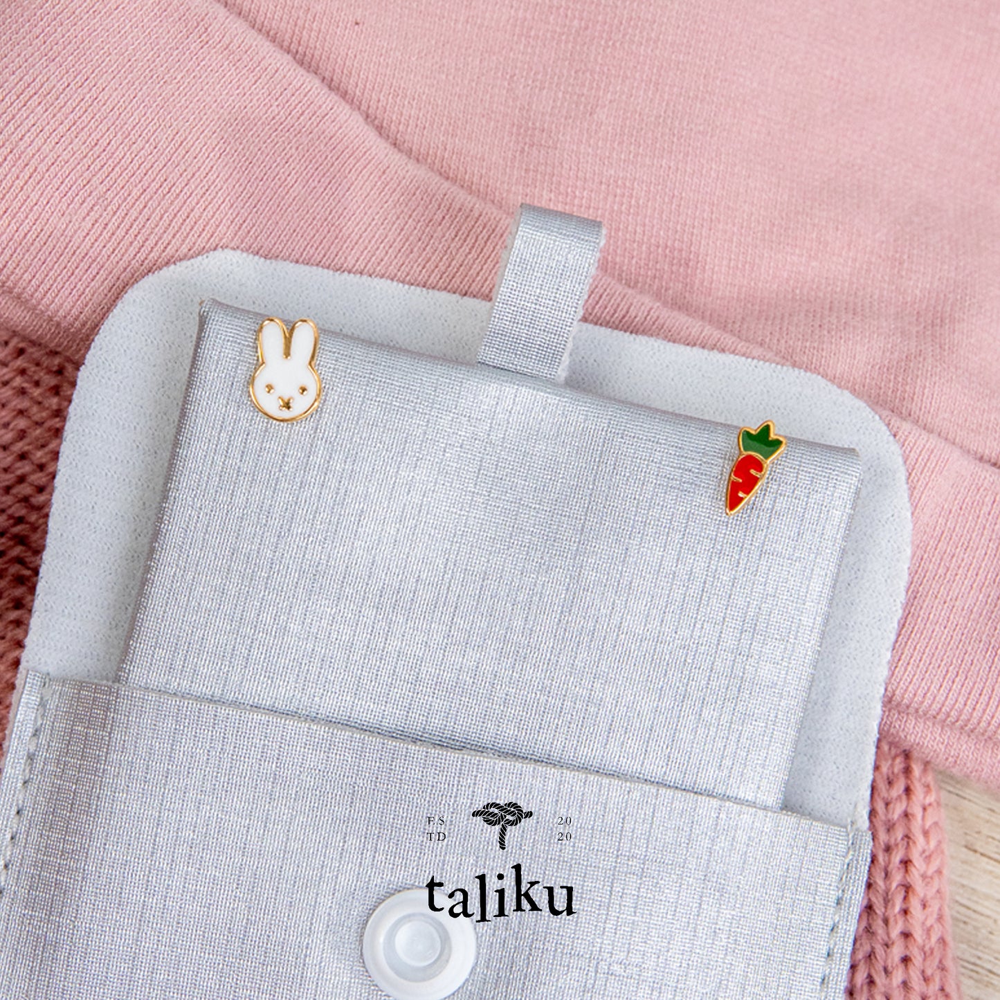 Taliku Baby Rabbit And Carrot Round Loop 18K